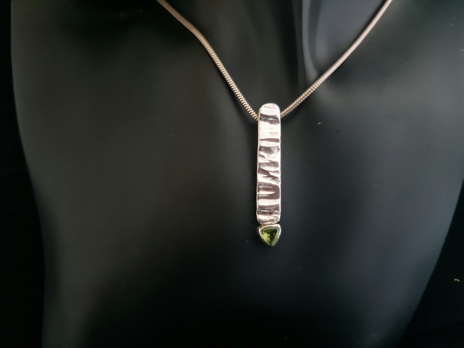 Henhurst wood polished silver long pendant with peridot