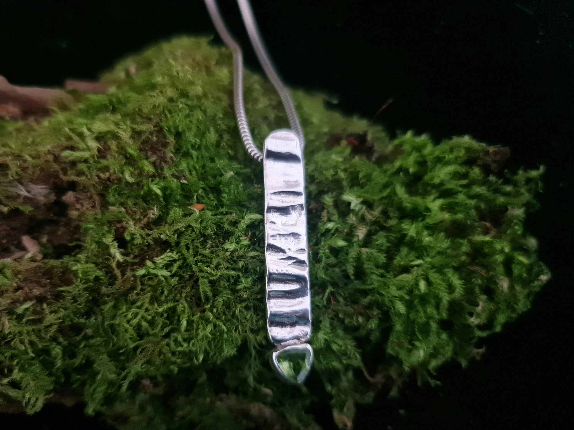 Henhurst wood polished silver long pendant with peridot