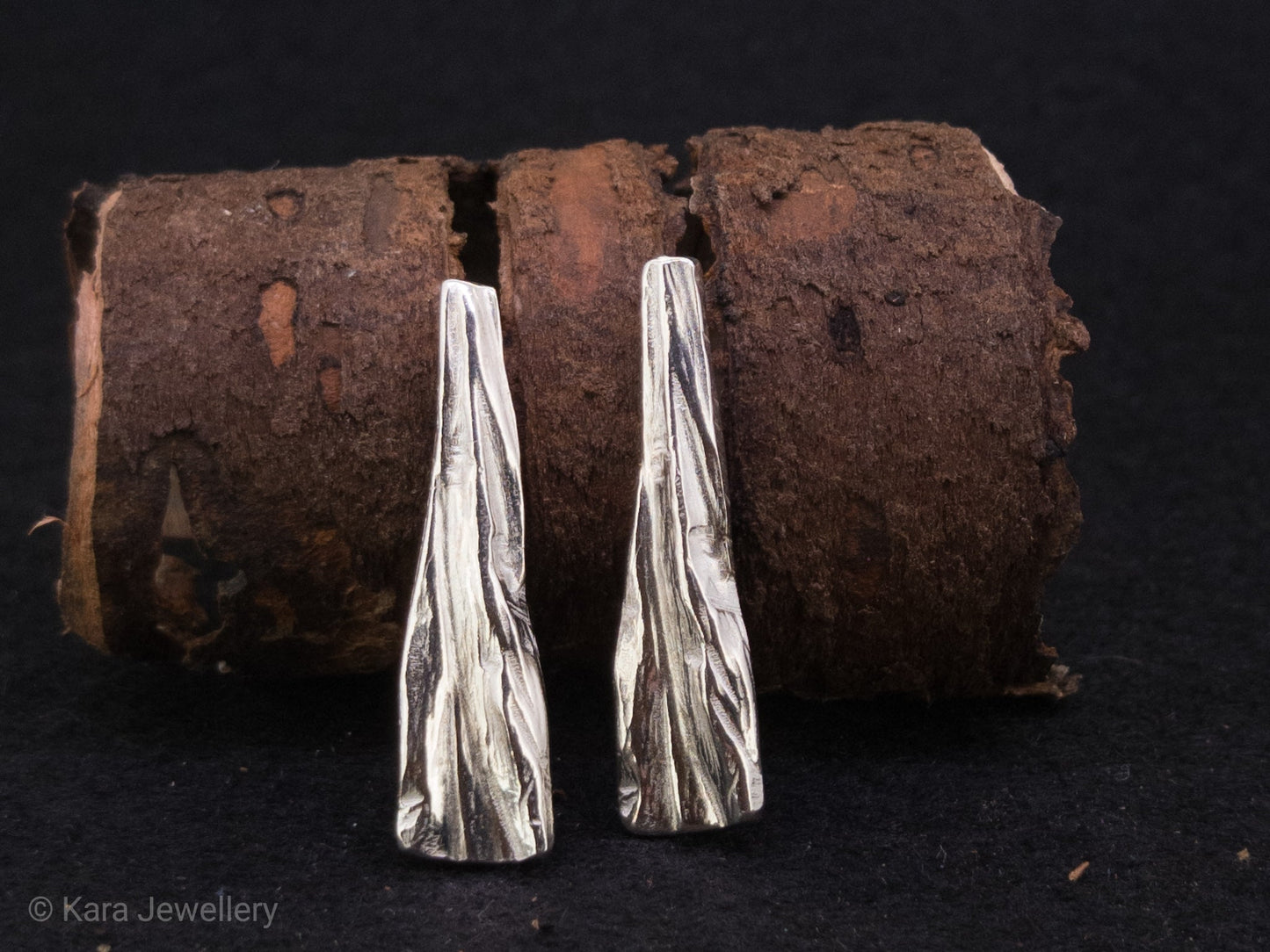 Quarry wood bark short hang stud earring 