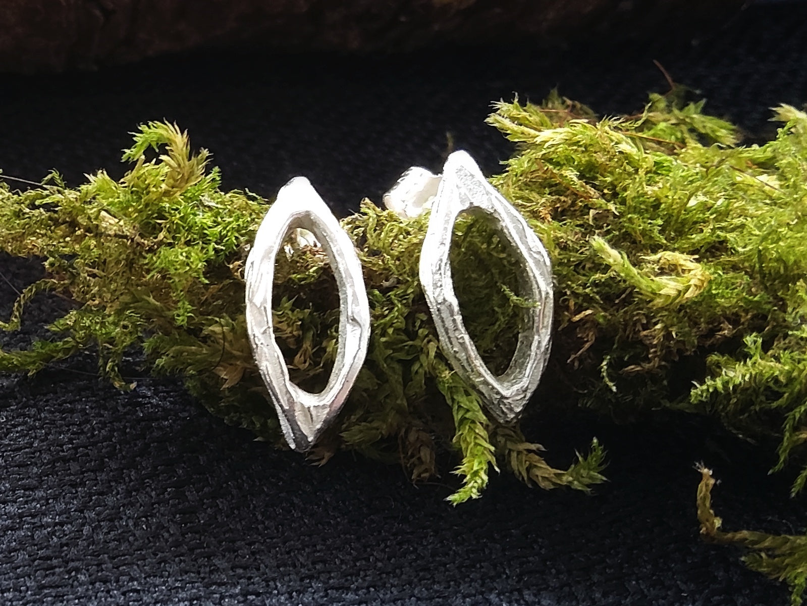 Greybury silver stud earing in hallow leaf design